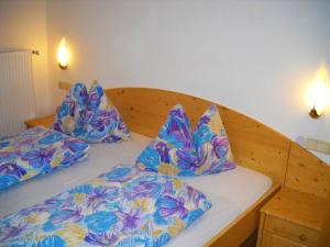 Postel nebo postele na pokoji v ubytování Gasthof Hohenbichl