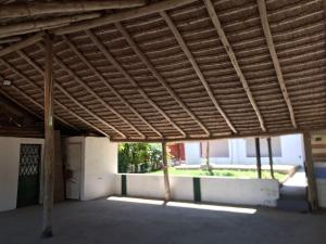 een grote kamer met een houten plafond in een gebouw bij Alojamiento La Mamu 2 in Paso de la Patria