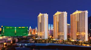 une ligne d'horizon nocturne avec de grands bâtiments dans l'établissement Lucky Gem Luxury Suite MGM Signature, Balcony Strip View 1607, à Las Vegas