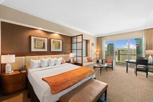 um quarto de hotel com uma cama grande e uma secretária em Lucky Gem Luxury Suite MGM Signature, Balcony Strip View 1607 em Las Vegas