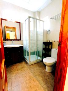 y baño con ducha, aseo y lavamanos. en Casa Rural Villa Arizona en Cartagena, en Murcia