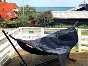 una hamaca en la parte superior de una terraza en 6 person holiday home in Str by, en Køge