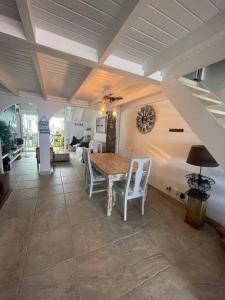 Кухня или мини-кухня в Duplex Marigot centre-ville
