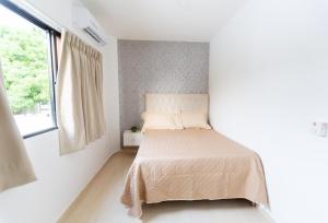 um quarto com uma cama e uma janela em MB Apartment - B em San Felipe de Puerto Plata