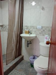 uma casa de banho com um WC e um lavatório em cabañas Arcoíris del lago Nº 2 em Pasto