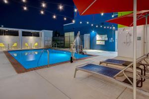 Home2 Suites By Hilton Garden Grove内部或周边的泳池