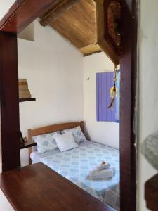 a bedroom with a bed with a bird on the wall at Chalé Flor do ser in Canoa Quebrada