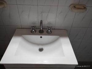 a white sink in a bathroom with at Modernos departamentos PB cerca del centro y del mar in Mar de Ajó