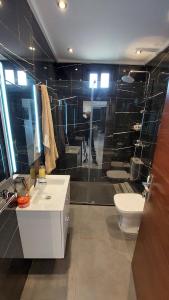 een badkamer met een toilet, een wastafel en een douche bij Tanger Luxury Family Appartments, Boulevard. in Tanger