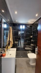 Ένα μπάνιο στο Tanger Luxury Family Appartments Boulevard Only families