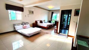ein Wohnzimmer mit 2 Sofas und einem Sofa in der Unterkunft 登雲villa in Shan-lin