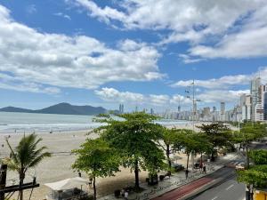 a view of a beach with a city and the ocean at Apartamento 3 quartos e boas energias in Balneário Camboriú