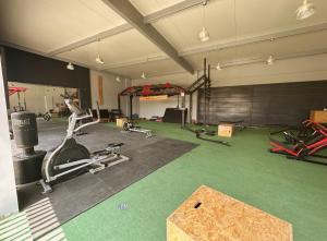 um ginásio com passadeira e equipamento de exercício em 2BR Apartamento Moxie Paracas con Terraza y AC en 1r Piso em Paracas