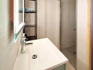 een badkamer met een witte wastafel en een douche bij Holiday home Sollia in Brenn