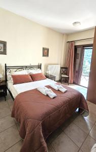 מיטה או מיטות בחדר ב-Lithos Villas Kalavryta