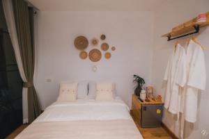 ein Schlafzimmer mit einem Bett und einer Uhr an der Wand in der Unterkunft Nana Field cabin 2 in Ban Phra Fang + 2 Fotos