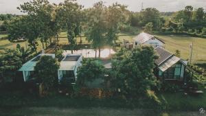 eine Luftansicht eines Hauses mit Bäumen in der Unterkunft Nana Field cabin 2 in Ban Phra Fang