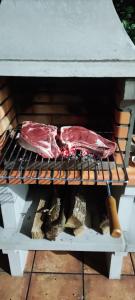 A nyaralóban sütögetési lehetőséget kínál a vendégeknek