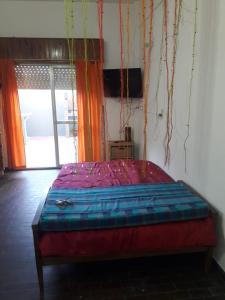 a bedroom with a bed in a room with a window at Ayre del Tuyu in Mar del Tuyú