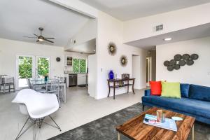 - un salon avec un canapé bleu et une table dans l'établissement Luring Palms Oasis - A Ryson Property, à Palm Springs