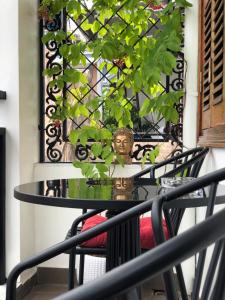 Maya Homestay في هوى: طاولة عليها نباتات الفخار