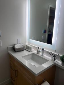 ein Badezimmer mit Waschbecken und großem Spiegel in der Unterkunft Arion- Cozy Santa Monica getaway steps to the beach Free Parking in Los Angeles + 25 Fotos