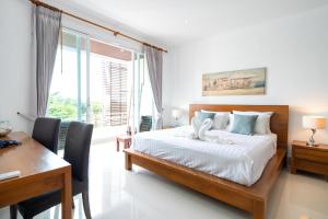 Säng eller sängar i ett rum på 2br Seaview Apartment, Long Beach, Lanta Sport Resort 304