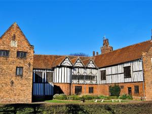 un antiguo edificio de ladrillo con un gran edificio en The Barn en Gringley on the Hill