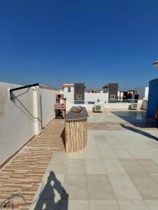 達哈布的住宿－Oocka stay villas，站在屋顶上的人的阴影