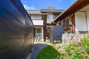 a side view of a house with a wall at くらやしき〜kurayashiki~ in Kami-ikusaka