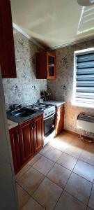 Η κουζίνα ή μικρή κουζίνα στο Apartments center - Затишні апартаменти в центрі біля ЦУМа