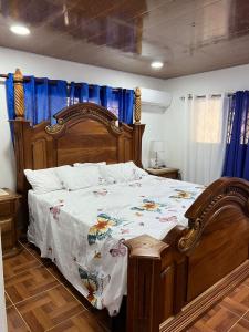 1 dormitorio con 1 cama grande con marco de madera en Hermosa villa Renacer, en Concepción de La Vega
