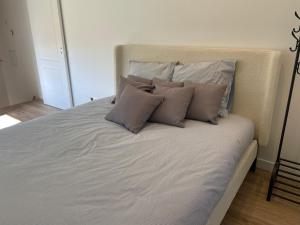Ένα ή περισσότερα κρεβάτια σε δωμάτιο στο la maison des vignes