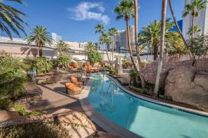 - une piscine dans un complexe avec des palmiers dans l'établissement Lucky Gem Luxury Suite MGM Signature, Strip View 509, à Las Vegas