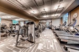 - une salle de sport avec des tapis de course et des équipements de cardio-training dans un bâtiment dans l'établissement Lucky Gem Luxury Suite MGM Signature, Strip View 509, à Las Vegas