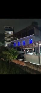 um edifício com luzes azuis na lateral em Studio RD em Angra dos Reis