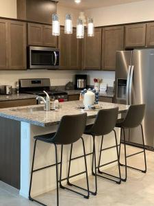 Sleek & Stylish 3-BR Luxury Townhome - 7 Mile from Las Vegas Strip