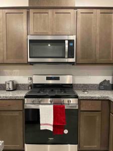 Sleek & Stylish 3-BR Luxury Townhome - 7 Mile from Las Vegas Strip