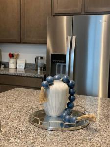 Sleek & Stylish 3-BR Luxury Townhome - 7 Mile from Las Vegas Strip