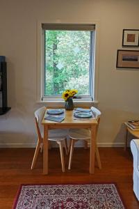 mesa y sillas en una habitación con ventana en Kaalba en Maleny