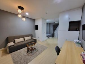 Un lugar para sentarse en NICE and COZY studio apartment with gym and pool.