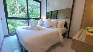 Postel nebo postele na pokoji v ubytování A505-penthouse Forest View 2br2bathao Nang Beach