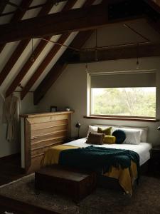 Un dormitorio con una cama grande y una ventana. en Tulka House, en Tulka