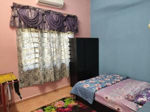 Katil atau katil-katil dalam bilik di TokWan PCB Homestay