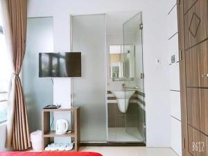 une salle de bain avec une douche en verre et un lavabo dans l'établissement Lê Yên Hotel HN - by Bay Luxury, à Hanoï