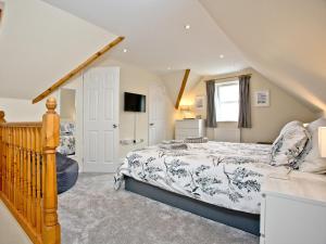 1 dormitorio con 1 cama y escalera en Coastal Gem en Weymouth