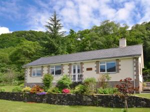 a house with a garden in front of it at Tigh-na-creige in Feorlean