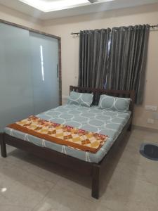 1 dormitorio con 1 cama en una habitación en Swayamkrushi 3rd Floor, en Hyderabad