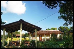 uma casa com um pavilhão à sua frente em Bardia Eco Friendly Homestay em Bhurkīā