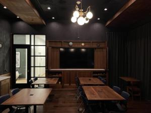 ein Restaurant mit Holztischen und einem Flachbild-TV in der Unterkunft TownePlace Suites By Marriott Rochester Mayo Clinic Area in Rochester